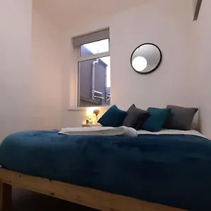 https://spacious-4-bedroom-free-netflix-central-location.cardiffhotelswales.com