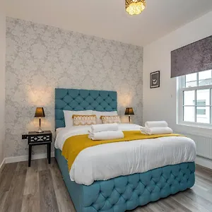 https://luxury-new-quiet-2-bed-stunner-in-town-centre-with-parking.cardiffhotelswales.com