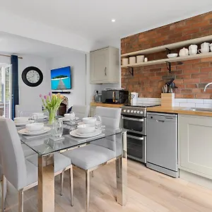 https://river-exe-retreat-waterfront-entire-holiday-home.cardiffhotelswales.com